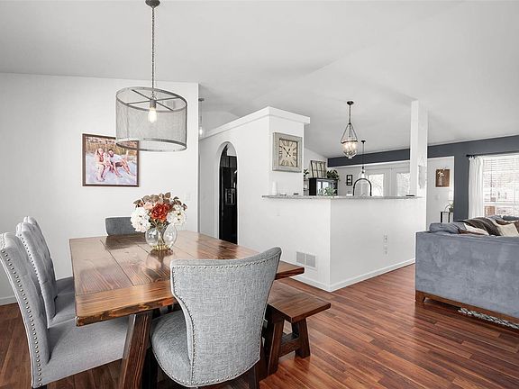 4th image of 400 Glen Ct