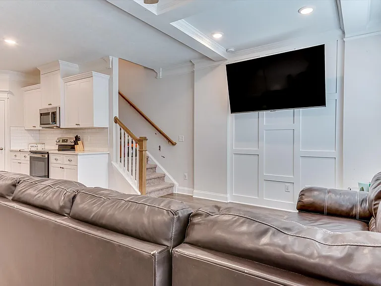 1055 Linsmore Ave — Photo 9