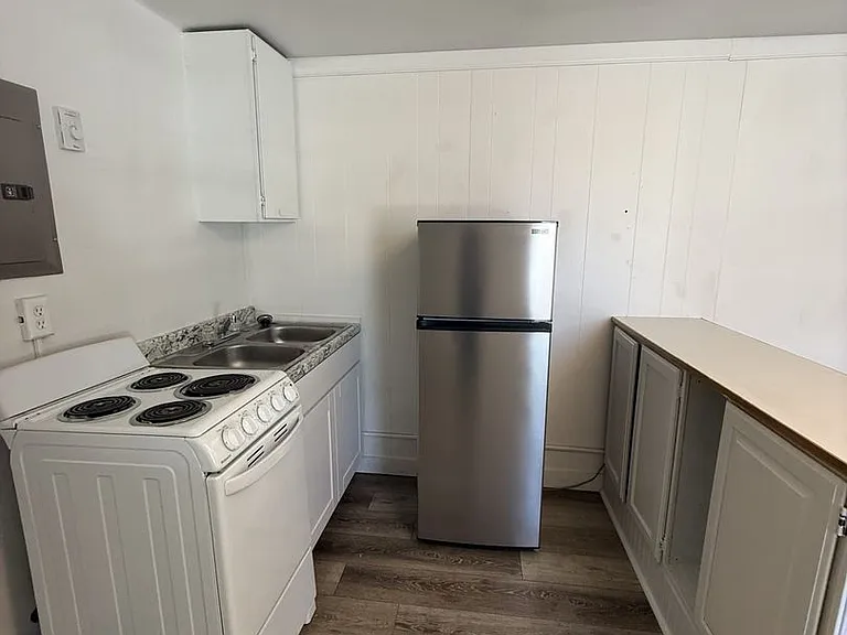 695 S Ash St — Photo 2
