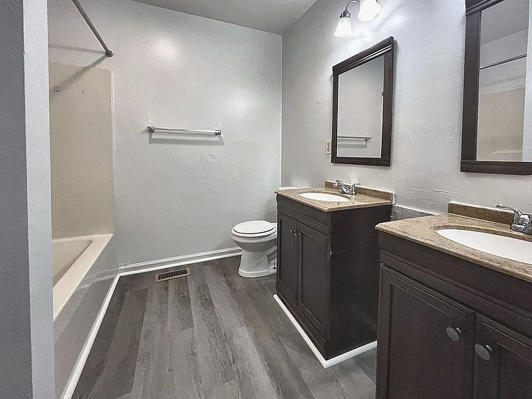18 E Grand Ave — Photo 13