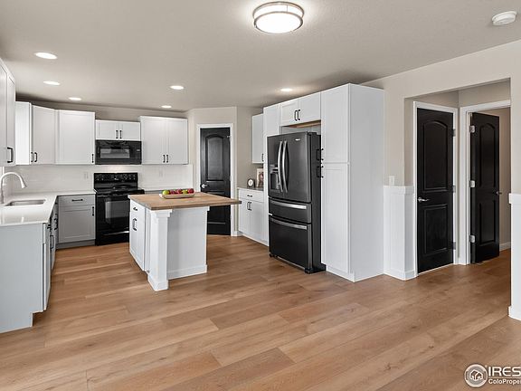 2nd image of 906 Mt Shavano Ave
