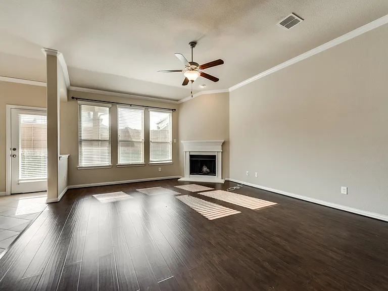 1404 Nacona Dr — Photo 15