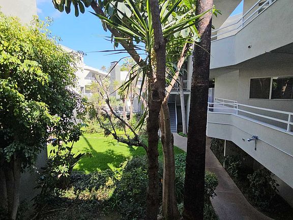 4th image of 5142 White Oak Ave #210