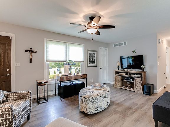 3rd image of 65678 Honeysuckle Ave