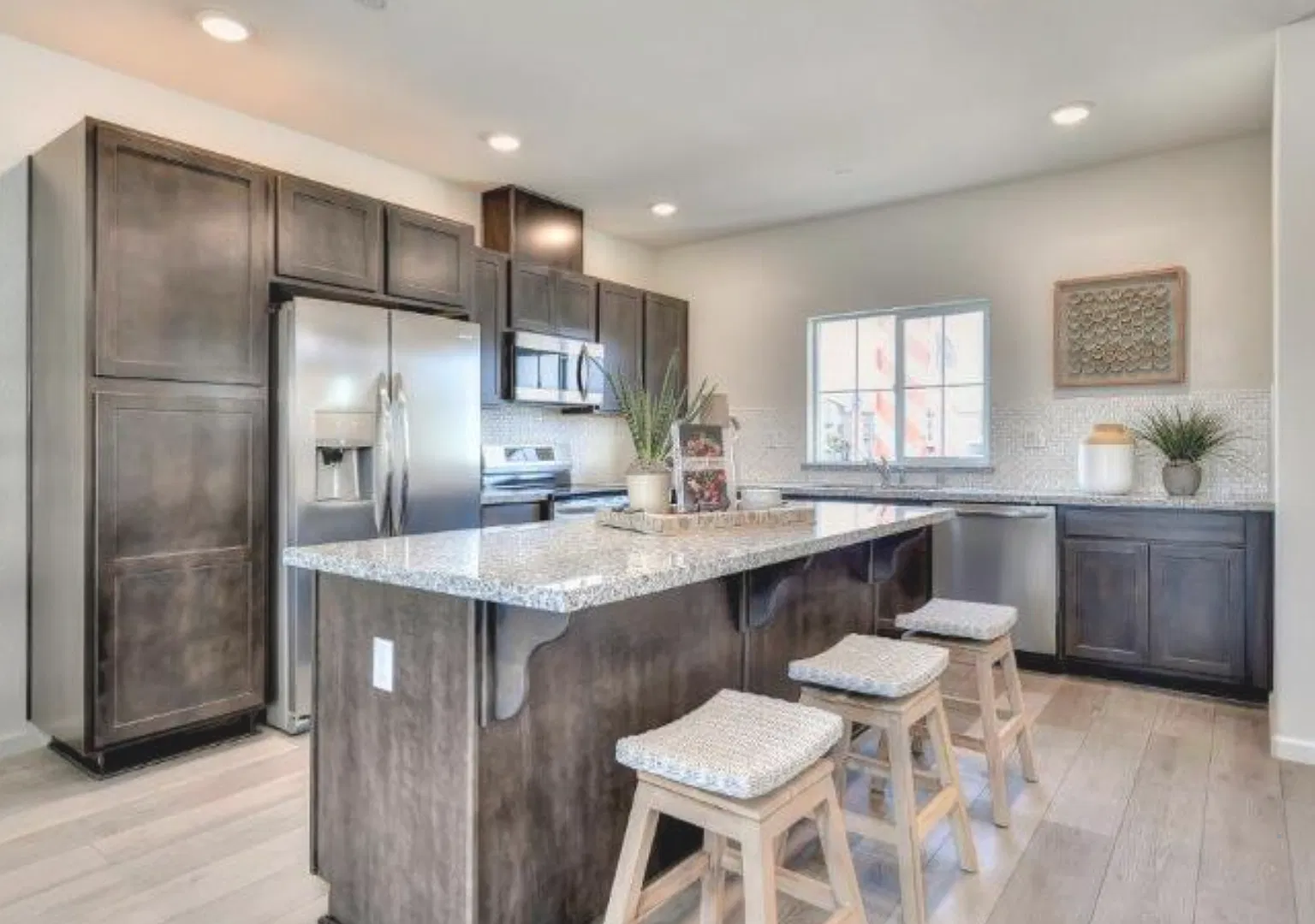 Adorable (Westlake) 4/2.5 Home Waiting For You! See add for viewings! — Photo 3