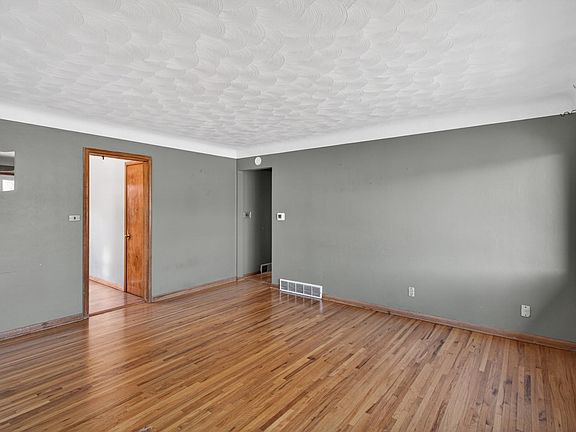 5th image of 1592 Hoyt Ave E
