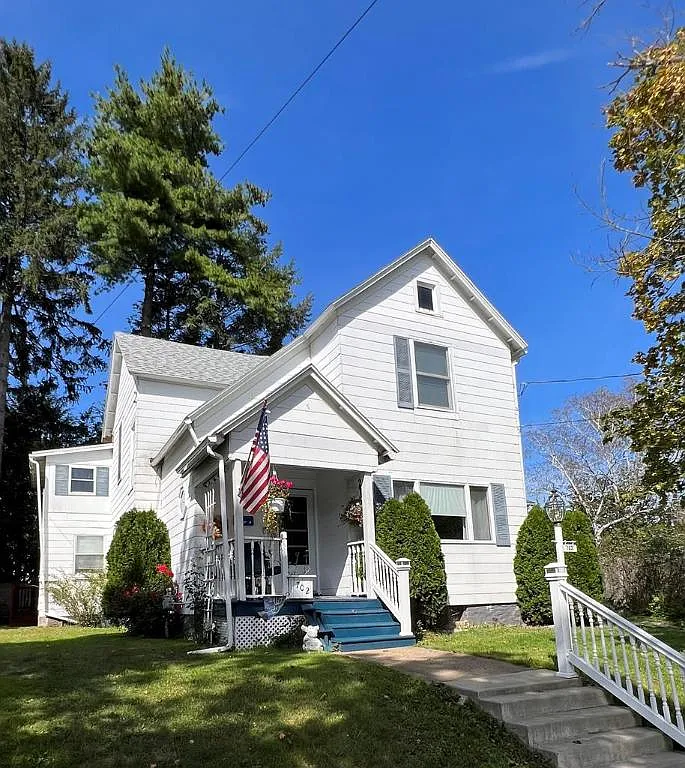 702 W 1st St photo 1