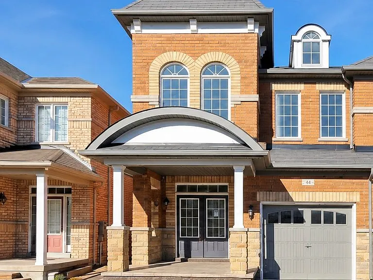 44 Turnhouse Cres — Photo 1