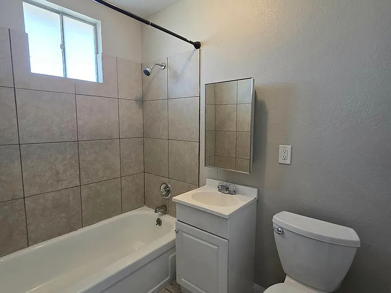 237 W Chicago Ave — Photo 9