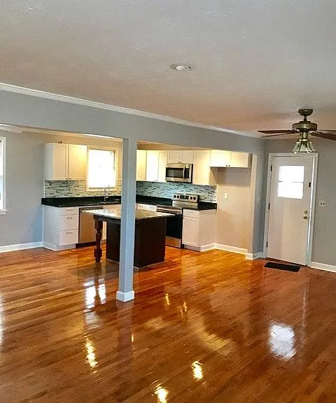 203 Creighton Dr — Photo 2