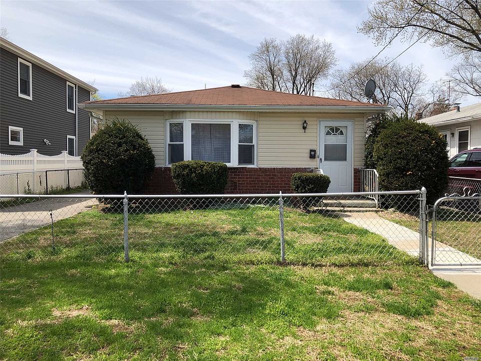 1st image of 35 Sagamore Hill Dr