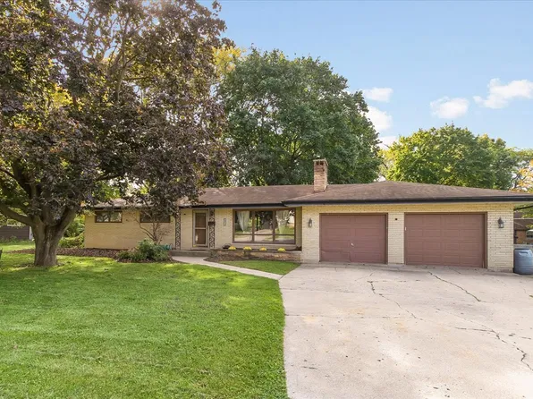 478 1st St, Antioch, IL 60002