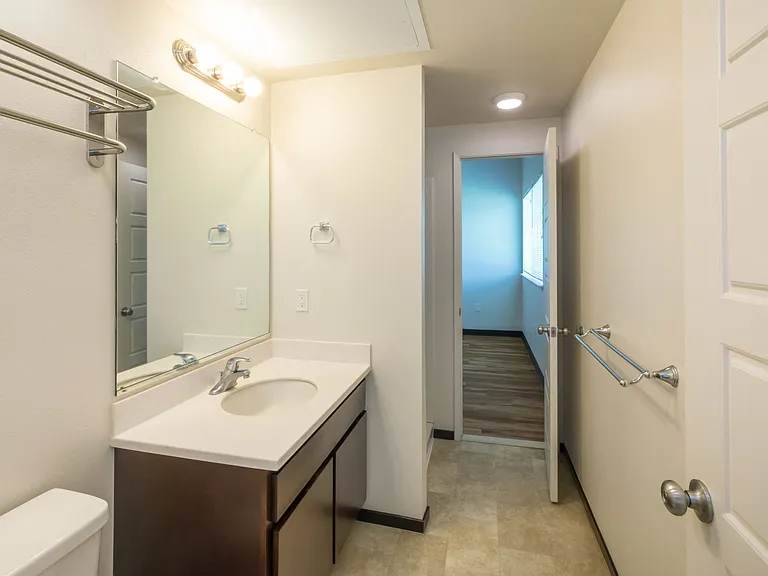 Wakea Garden Apartments bathroom