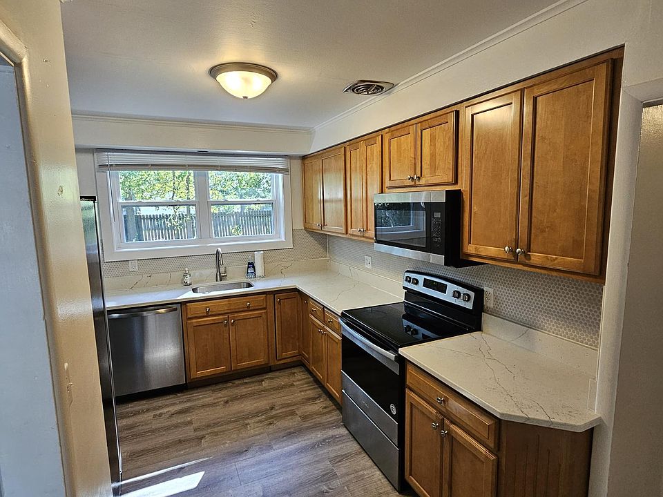 Kitchen with Stainless Appliances & Quartz Counters