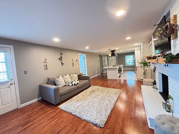 3rd image of 27 Meadowview Cir #27