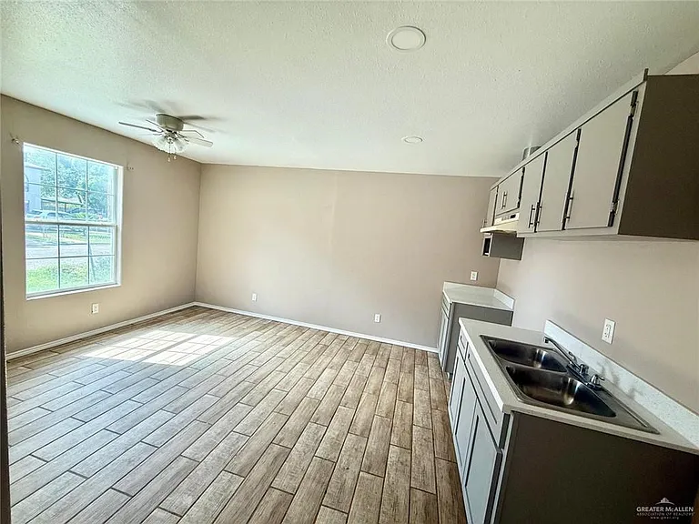 909 El Campo Dr — Photo 2