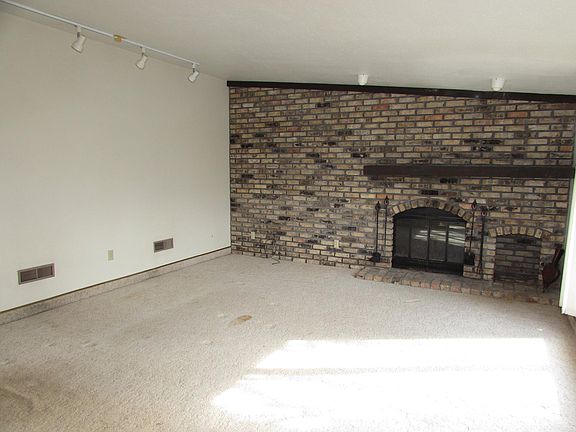 5th image of 405 N 1st Ave W