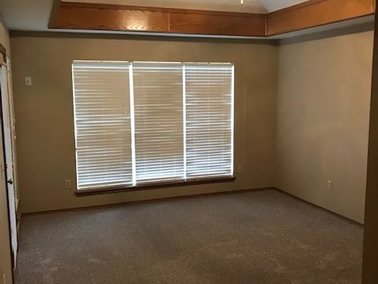513 Laws Dr — Photo 6