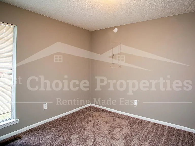 1110 Croyden Cir — Photo 11
