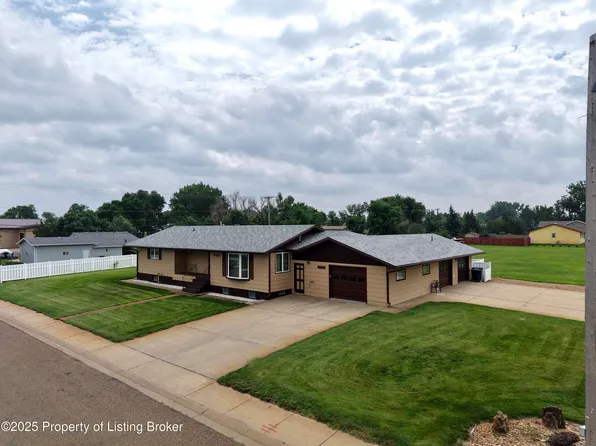 168 6th St SW, Dickinson, ND 58601