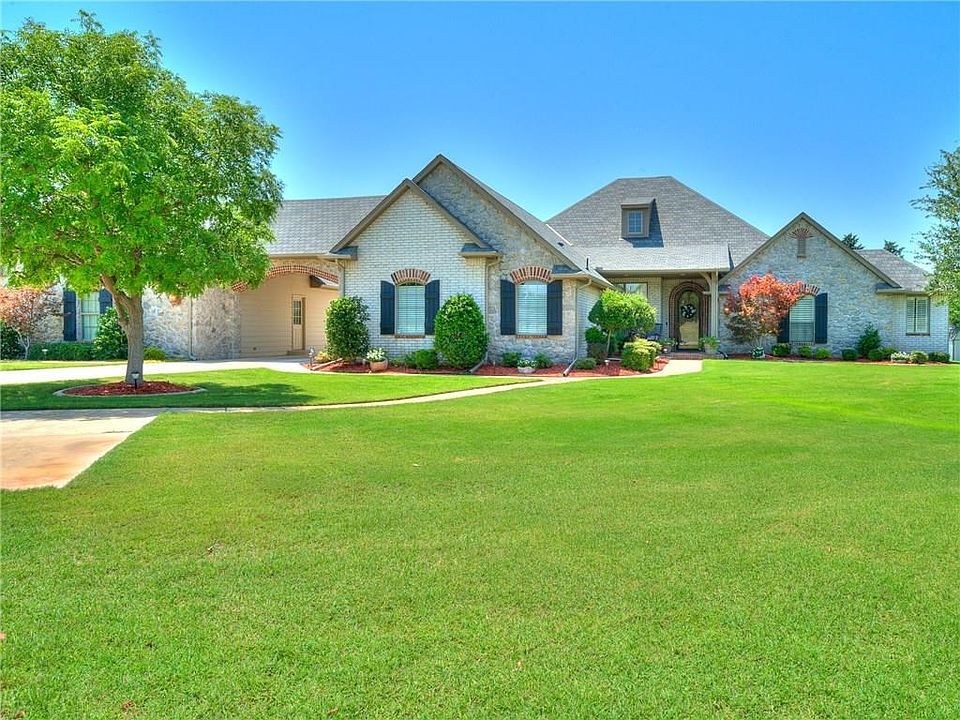 Front of house 12854 Magnolia Drive