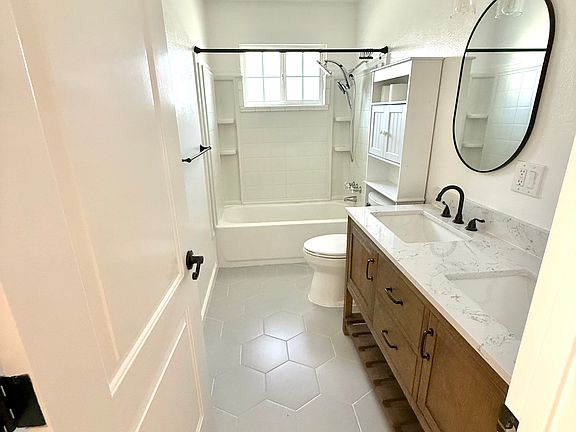 Middle Full Bathroom