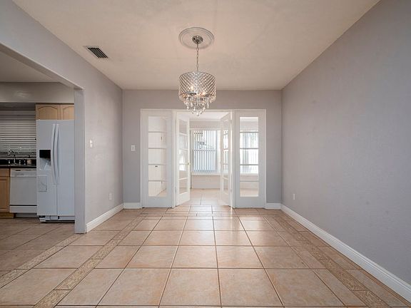 4th image of 640 Roberta Ave