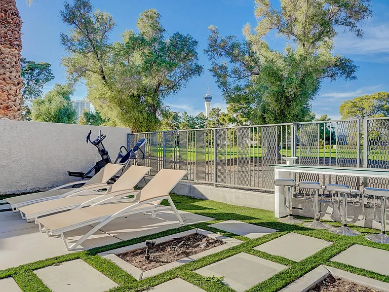 964 Vegas Valley Dr — Photo 22