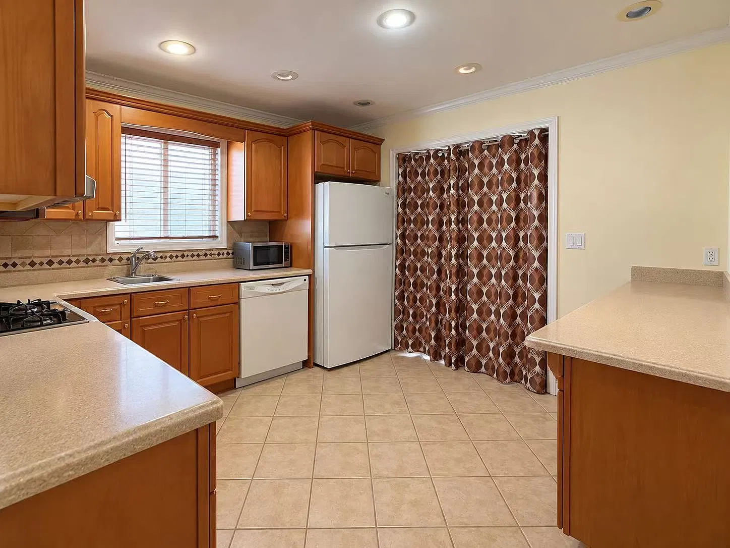 3 bed, 2.5 bath, 2000 sqft, $3,600 — Photo 4