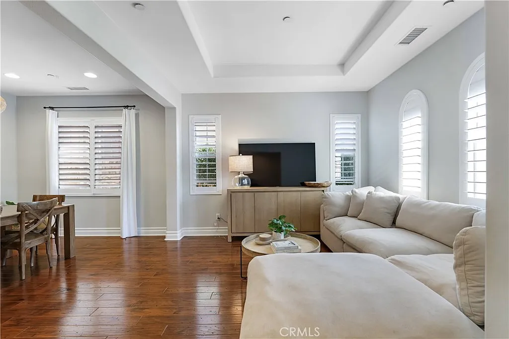 3 bed, 2.5 bath, 2237 sqft, $6,100 — Photo 2