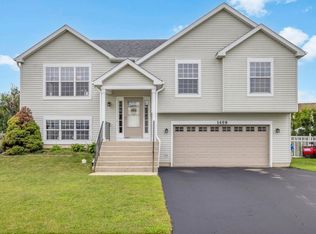 1459 S Blackhawk Cir, South Elgin, IL 60177