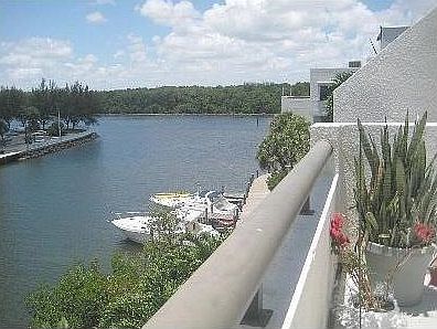 1st image of 424 Poinciana Dr