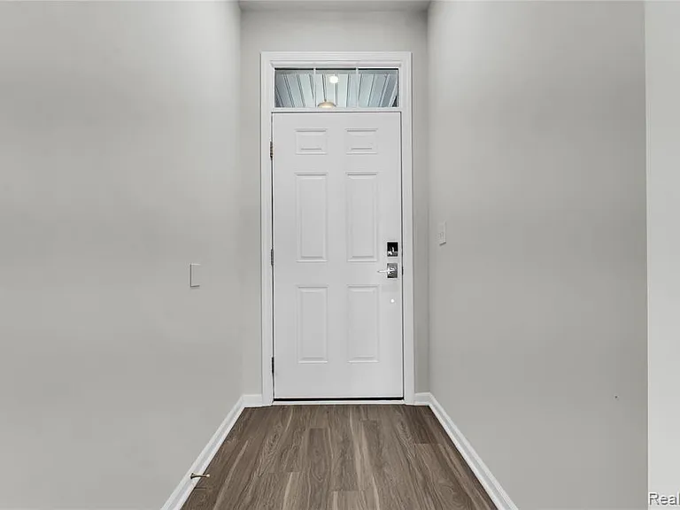 313 Strawberry Dr — Photo 28