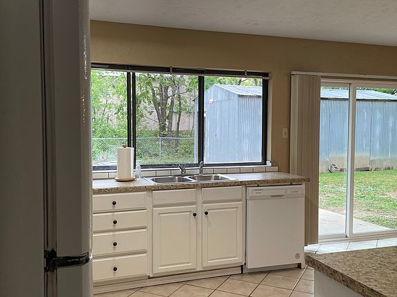 3rd image of 2113 W Pearl St