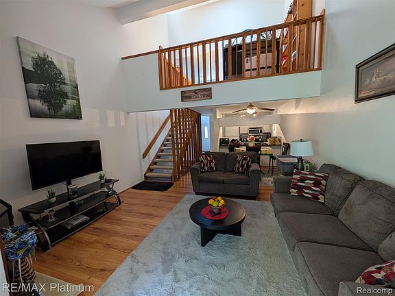 2nd image of 2085 Fox Hollow Dr