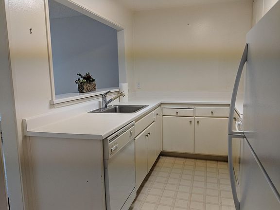 5th image of 932 Peninsula Ave APT 304