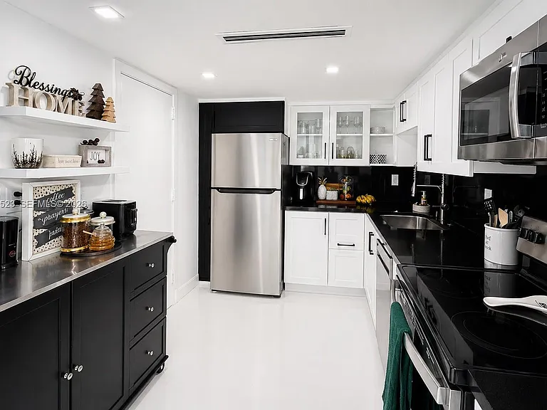 300 Bayview Dr #Penthouse 11 — Photo 3