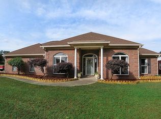 8 Hood Dr, Deatsville, AL 36022