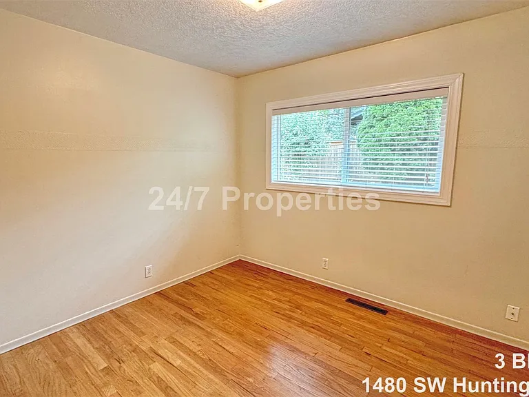 1480 SW Huntington Ave — Photo 11