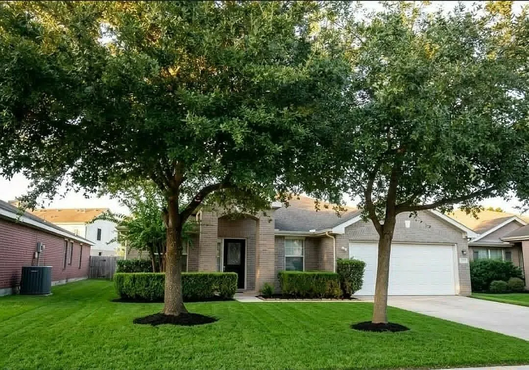 3 bed, 2.0 bath, 2054 sqft, $1,950 — Photo 2