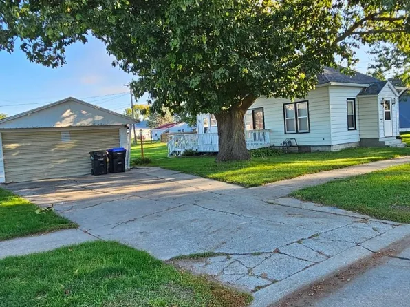 706 8th St, Belle Plaine, IA 52208