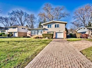 612 Fairway Dr, Glenview, IL