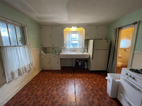4th image of 27 Carlton St
