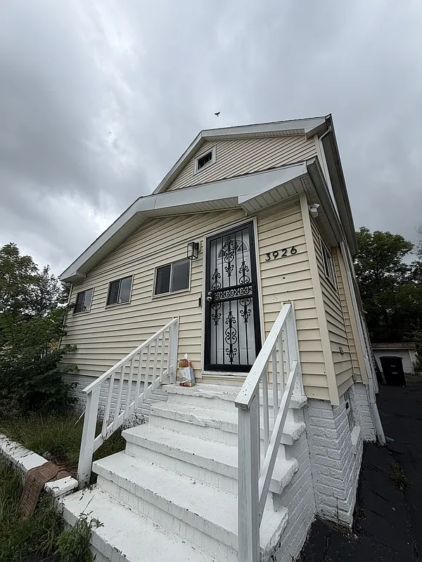 3 bed, 1.0 bath, 1144 sqft, $1,400 — Photo 1