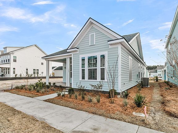 3rd image of 749 Blueway Ave
