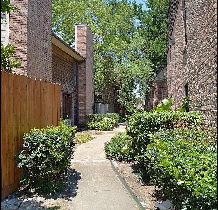 1st image of 10912 Gulf Fwy APT 32