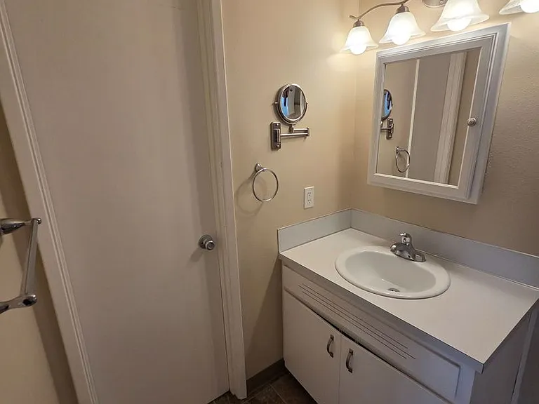 613 SW 9th St #5 — Photo 7