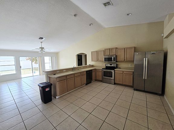 4th image of 650 SW Hillsboro Cir