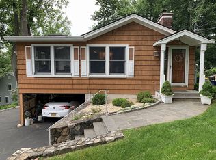 61 Ridgewood Dr, Pleasantville, NY 10570