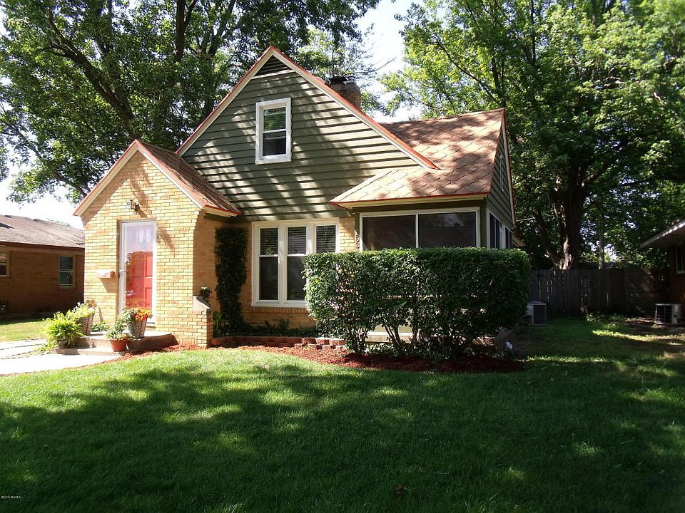 1st image of 153 W 23rd St